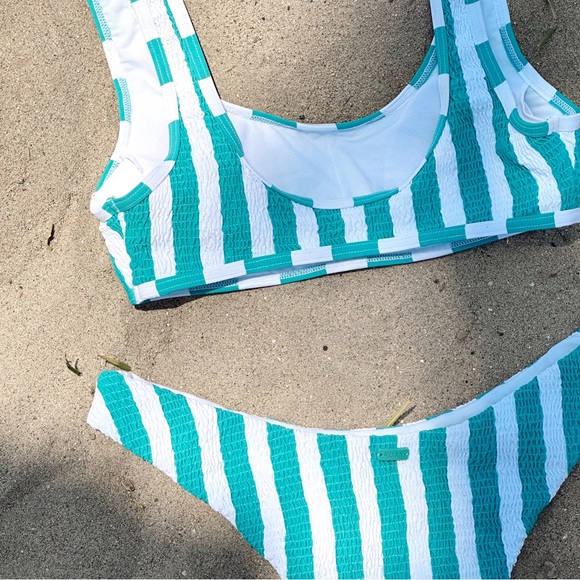 RETRO-INSPIRED Roxy smocked striped bikini - Picture 5 of 5